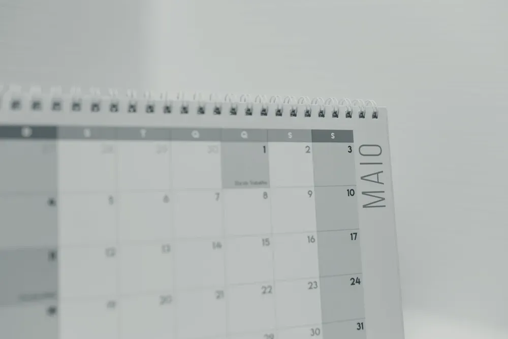Calendário de mesa com as semanas do mês organizadas em grade, sem pessoas na cena